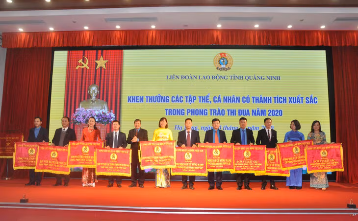 Đồng chí Trần Thanh Hải, Phó Chủ tịch Thường trực Tổng LĐLĐ Việt Nam tặng cờ thi đua của Tổng LĐLĐ Việt Nam cho các tập thể.