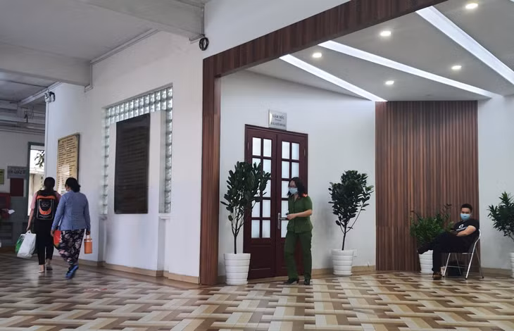 Bộ Công an khám xét tại phòng ông Khải bên trong bênh viện Mắt TP.HCM