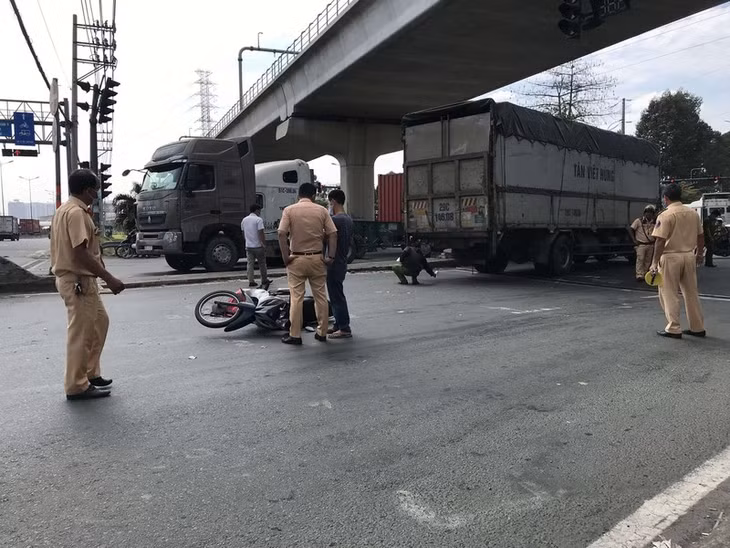 Công an đang giải quyết hiện trường vụ tai nạn. Ảnh: CM