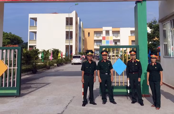 Tổ tự quản ANTT của Hội CCB phường Hà Khẩu (TP Hạ Long) tham gia giữ gìn ATGT tại cổng trường mầm non Hà Khẩu. Ảnh: Dương Trường