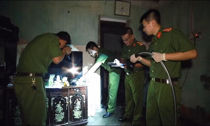 Lực lượng Kỹ thuật hình sự tổ chức khám nghiệm hiện trường một vụ án.