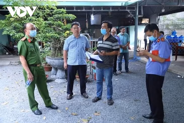 Công an khám nghiệm hiện trường điều tra nguyên nhân vụ án