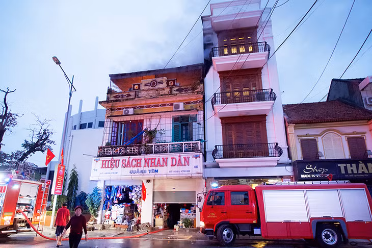 Cán bộ chiến sĩ Lữ đoàn 147 cùng các lực lượng của địa phương tham gia chữa cháy tại hiện trường.