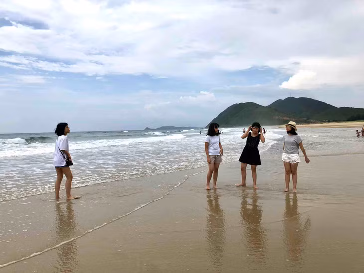 Khách du lịch trải nghiệm tại bãi biển Minh Châu (Vân Đồn).