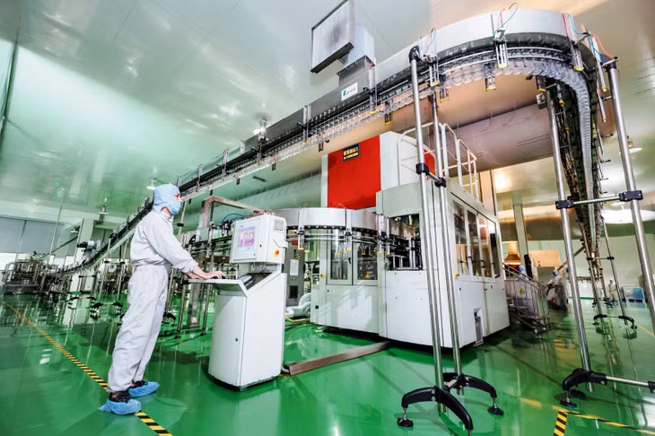 Sản xuất dầu ăn tại Công ty TNHH Dầu thực vật Cái Lân (KCN Cái Lân, TP Hạ Long).