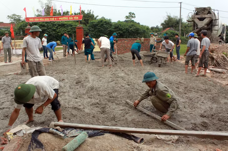 Dân quân phường Hải Yên cùng với nhân dân khu 6 đổ bê tông nhà văn hóa khu.
