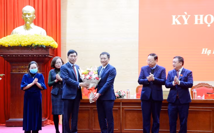 Lãnh đạo TP Móng Cái tặng hoa chúc mừng các đồng chí tân Phó Chủ tịch UBND thành phố