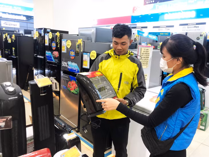 Khách hàng chọn mua sản phẩm sưởi ấm tại Điện máy xanh Hạ Long.