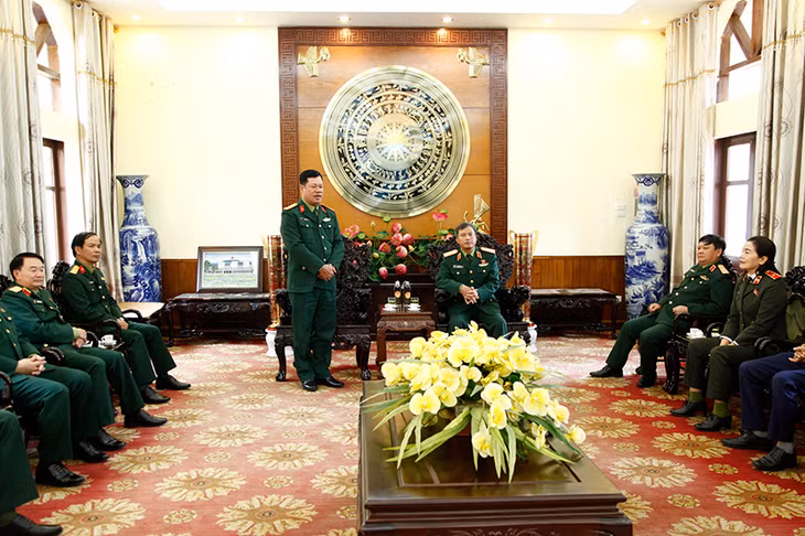 Đại tá Lê Văn Long, Ủy viên Ban Thường vụ Tỉnh ủy, Chỉ huy trưởng Bộ CHQS tỉnh, đã báo cáo khái quát với đoàn về tình hình phát triển kinh tế, xã hội, quốc phòng, an ninh năm 2020. 