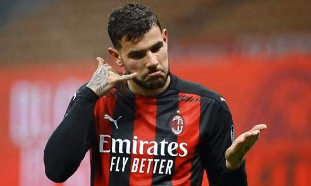  Theo Hernandez mừng bàn thắng quyết định đưa Milan chiếm đỉnh bảng từ tay Inter. Ảnh: Gazzetta