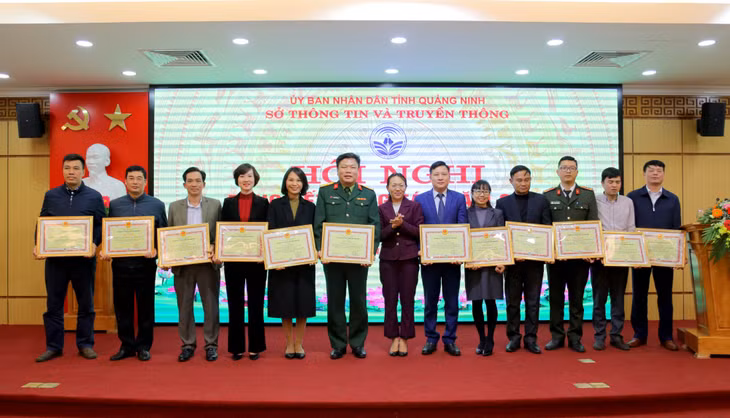 Sở TT&TT tỉnh khen thưởng các tập thể có đóng góp tích cực vào công tác thông tin và truyền thông trên địa bàn tỉnh.