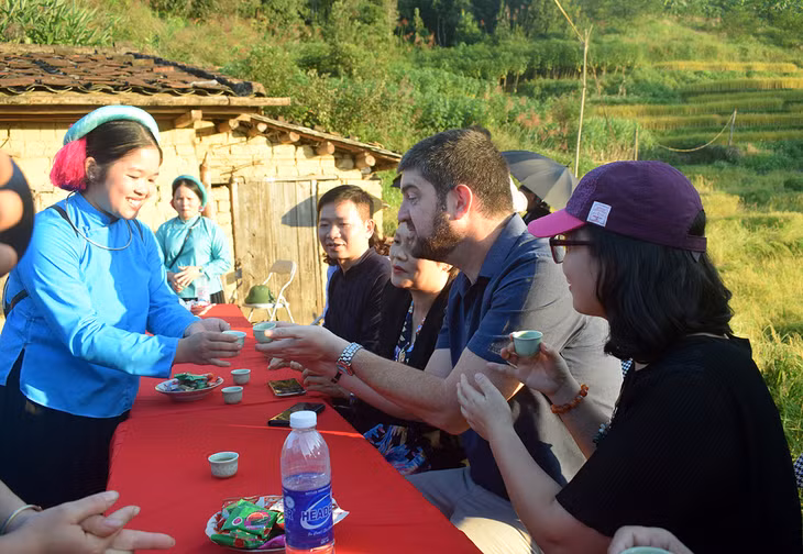 Ông Michael Croft vui vẻ giao lưu với bà con người dân tộc Sán Chỉ (Bình Liêu) trong đám cướiột chuyến thăm Quảng Ninh.