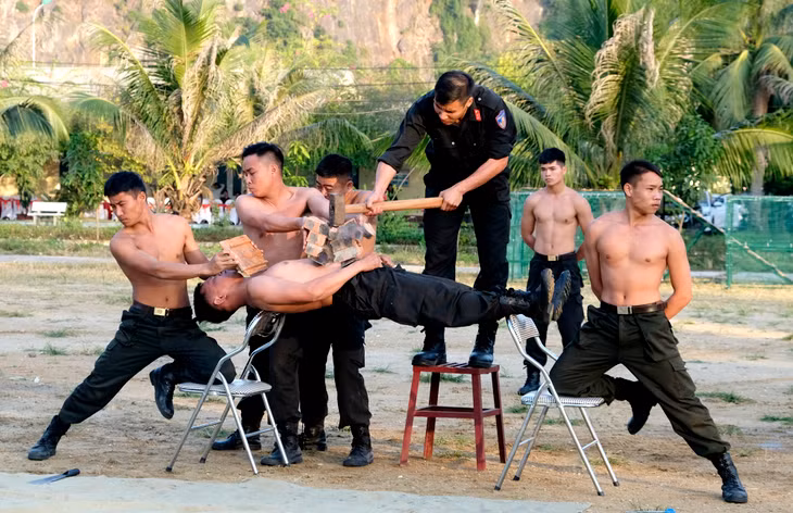 Các màn biểu diễn khí công sau quá trình luyện tập đầy cam go, vất vả.