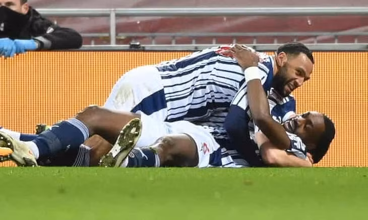 Ajayi chia vui sau khi ghi bàn gỡ hoà cho West Brom. Ảnh: EPA.