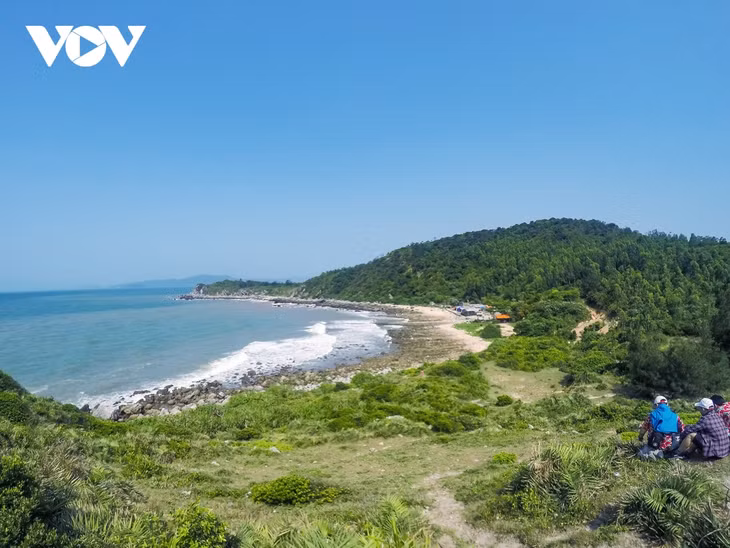 Cần tính toán sức chứa của điểm đến để giảm sức ép lên thiên nhiên. Ảnh: Đảo Quan Lạn (Quảng Ninh)