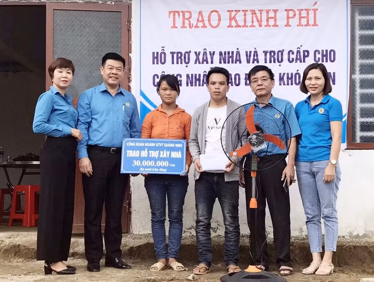 Lãnh đạo Công đoàn ngành GT-VT Quảng Ninh trao kinh phí hỗ trợ xây nhà 