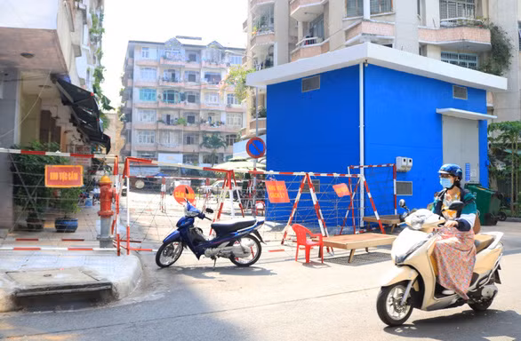 Một phần chung cư Sư Vạn Hạnh (quận 5, TP.HCM) nơi bệnh nhân 1451 sống bị phong tỏa một phần để phòng dịch (ảnh chụp trưa 29-12) - Ảnh: NHẬT THỊNH