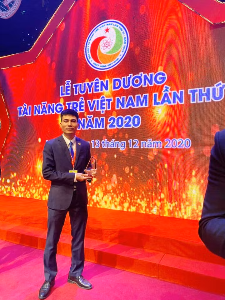 Nguyễn Văn Hiền nhận danh hiệu Tài năng trẻ toàn quốc năm 2020. 
