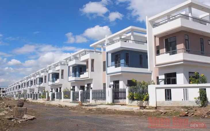 Dãy biệt thự xây dựng không phép ở dự án khu dân cư Tân Thịnh.