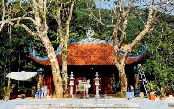 Miếu Ông thờ Đức thánh Phù Trần tả tướng quân Lê Bá Đức, người có công lớn trong việc cùng quân và dân nhà Trần đánh giặc Nguyên - Mông ở thế kỷ XIII