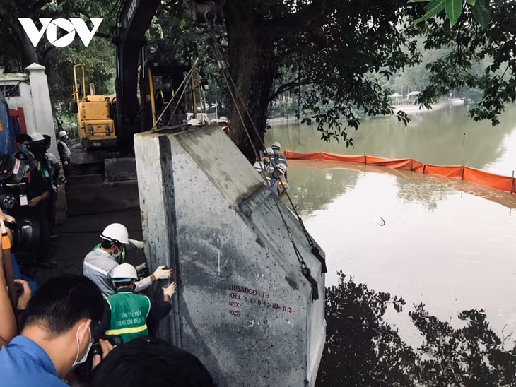 Đưa khối cấu kiện vào vị trí (Ảnh: Phi Long)