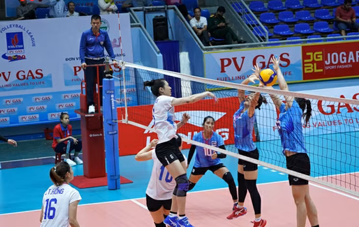 Nữ Quảng Ninh (áo trắng) thắng Hải Dương 3-0.