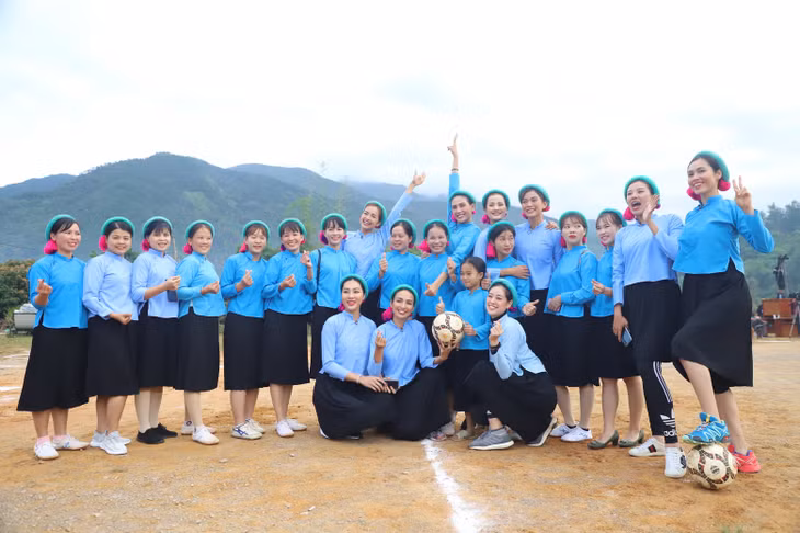 Hai đội chụp ảnh lưu niệm trước khi thi đấu.