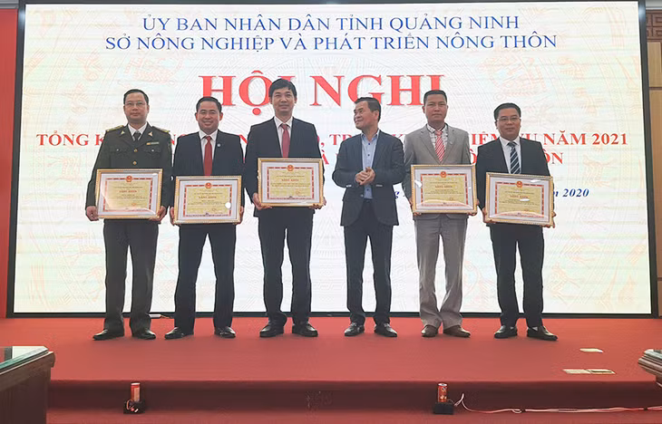 Nhiều những cá nhân, tập thể có thành tích xuất sắc trong năm 2020 cũng được nhận khen thưởng