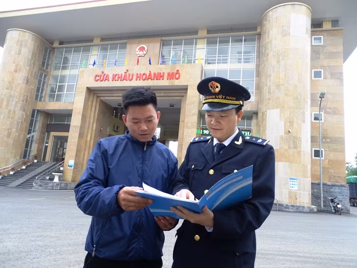 Cán bộ Chi cục HQCK Hoành Mô tuyên truyền chính sách mới cho các doanh nghiệp.