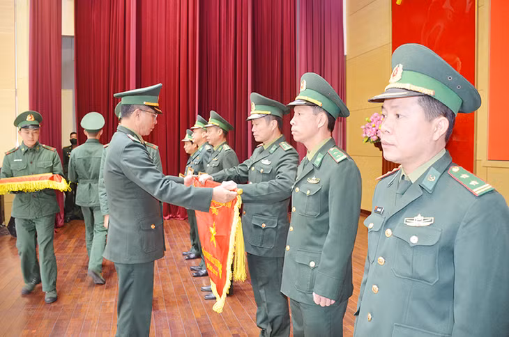 Đại tá Đặng Toàn Quân, Chỉ huy Trưởng BĐBP tỉnh, trao cờ, bằng khen của Bộ Tư lệnh BĐBP Việt Nam cho các tập thể, cá nhân đạt thành tích xuất sắc trong Phong trào thi đua Quyết thắng năm 2020. 