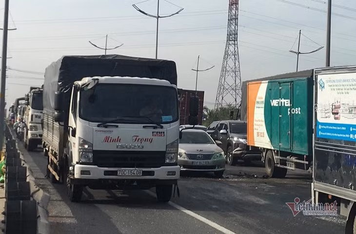 Giao thông ùn tắc do vụ tai nạn giao thông