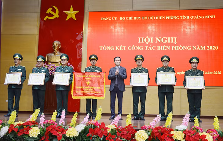Đồng chí Bùi Văn Khắng, Phó Chủ tịch UBND tỉnh tặng cờ, bằng khen của UBND tỉnh cho các tập thể, cá nhân đạt thành tích xuất sắc trong công tác biên phòng năm 2020.
