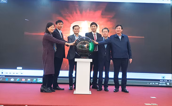 Các đại biểu ấn nút công bố và khởi động hệ thống cơ sở dữ liệu truy xuất nguồn gốc thực phẩm nông, lâm, thủy sản an toàn tỉnh Quảng Ninh