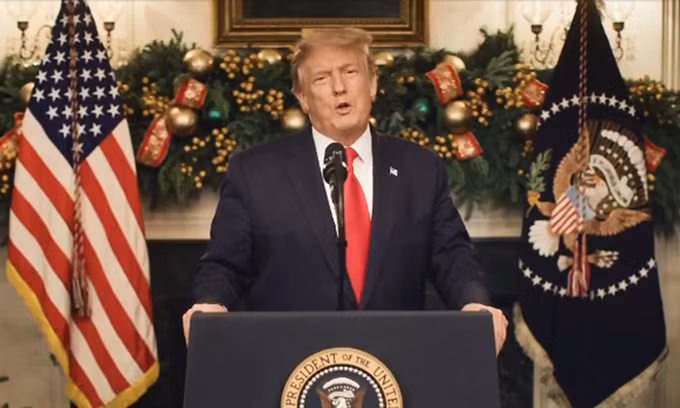 Tổng thống Mỹ Donald Trump phát biểu trong video được đăng trên Twitter hôm 22/12. Ảnh: Twitter/Donald Trump.