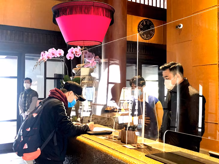 Khu nghỉ dưỡng Legacy Yên Tử sử dụng màn chắn ở quầy lễ tân để đảm bảo phòng chống dịch Covid-19. 