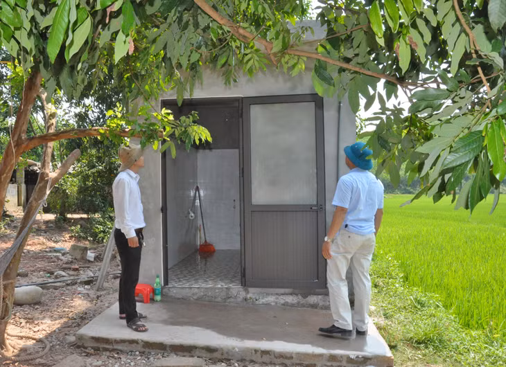 Với công tác vận động, tuyên truyền của huyện, xã và người có uy tín vùng đồng bào dân tộc thiểu số, nhiều hộ gia đình bản Cấu Phùng, xã Quảng Sơn đã đầu tư xây dựng nhà tiêu hợp vệ sinh.