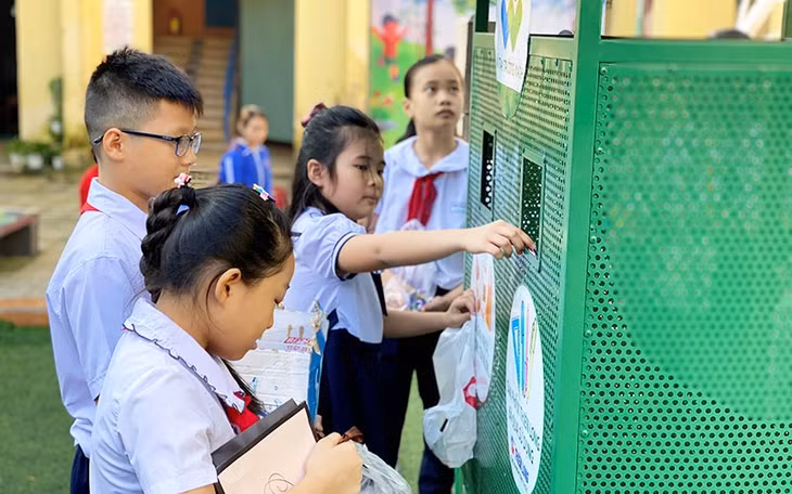Các em học sinh Trường tiểu học Phù Đổng (quận Hải Châu, TP Đà Nẵng) phân loại rác tại 