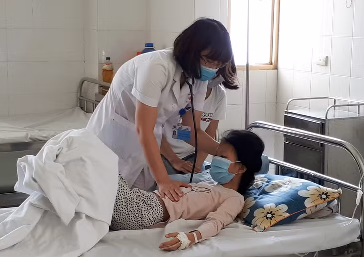 Bác sĩ Khoa Nhi - Bệnh viên Đa khoa tỉnh thăm khám cho học sinh đang điều trị tại đây.