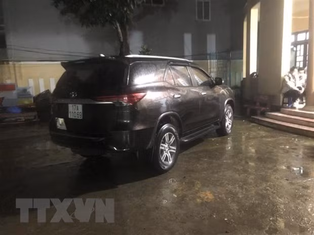 Chiếc xe ôtô chở 6 người nước ngoài nhập cảnh trái phép vào Đà Nẵng. (Ảnh: TTXVN phát)