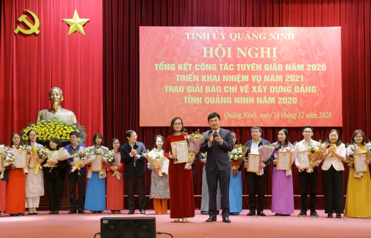 Đồng chí Ngô Hoàng Ngân, Phó Bí thư Thường trực Tỉnh ủy trao giải đặc biệt cho nhóm tác giả Bùi Thị Thu Hương, Bùi Thị Thùy Linh với loạt bài: 