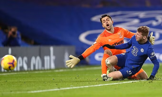  Werner vẫn chưa thông nòng sau bảy trận đá chính, nhưng Chelsea dứt chuỗi thua. Ảnh: Reuters