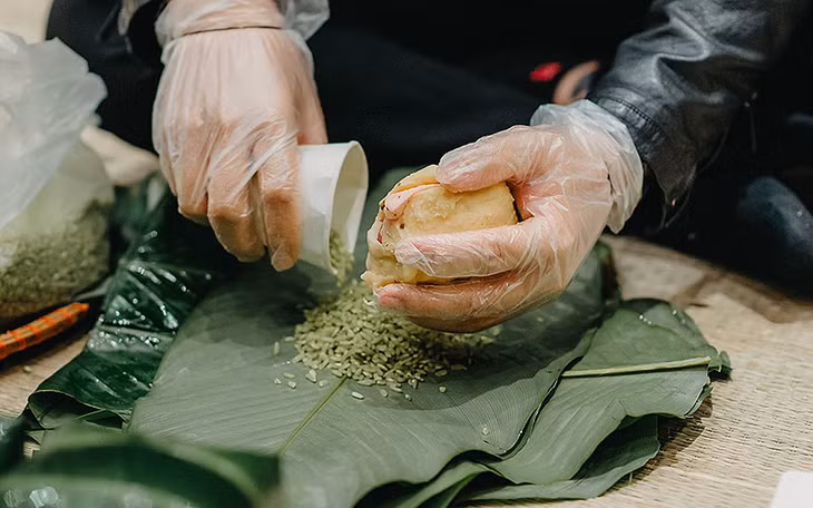 Bánh chưng Nương Bắc dưới bàn tay tài hoa của các nghệ nhân ẩm thực.