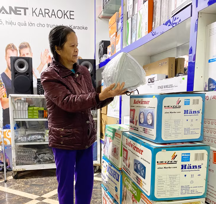 Các sản phẩm đèn sưởi, quạt sưởi... hàng Việt Nam và các mặt hàng chính hãng có thương hiệu được người dân lựa chọn rất nhiều.