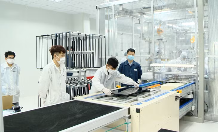 Sản xuất thiết bị điện tử tại Nhà máy S-Việt Nam của Tập đoàn Foxconn tại KCN Đông Mai.