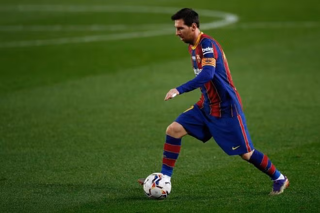 Messi cân bằng kỷ lục của Pele.
