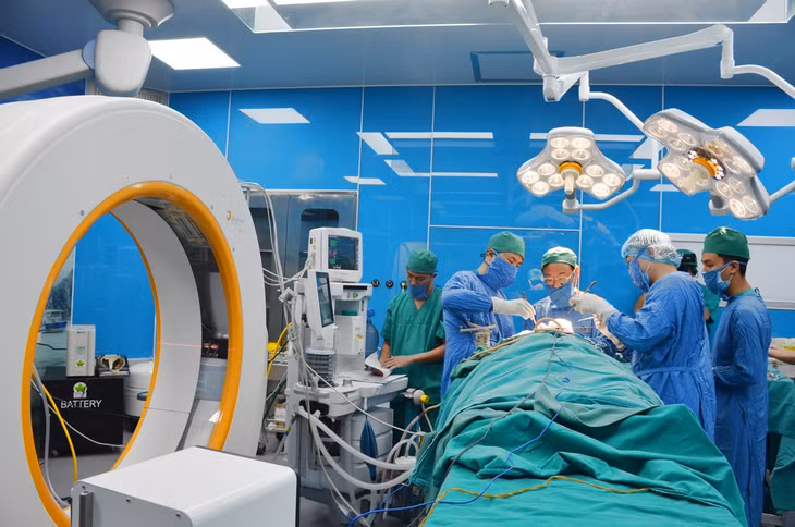 Ca phẫu thuật chấn thương sọ não được các y bác sĩ Bệnh viện Bãi Cháy thực hiện.
