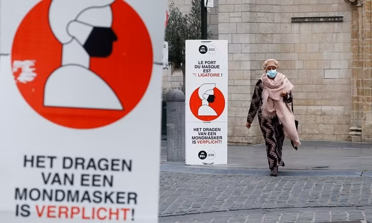 Biển báo yêu cầu người dân bắt buộc đeo khẩu trang trên đường phố thủ đô Brussels, Bỉ, ngày 16/10. Ảnh: Reuters.