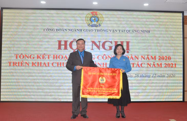 Đồng chí Đỗ Cao Thượng, Phó Chủ tịch LĐLĐ tỉnh tặng cờ cho cho đơn vị có thành tích xuất sắc.