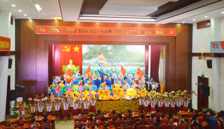 Tiết mục văn nghệ chào mừng tại lễ kỷ niệm.