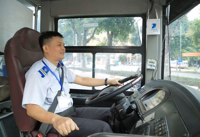 Lái xe Lê Văn Tưởng (Trung tâm Tân Đạt, Tổng Công ty Vận tải Hà Nội) một trong những lái xe đạt giải Vô lăng vàng năm 2020 Ảnh: Tạ Hải